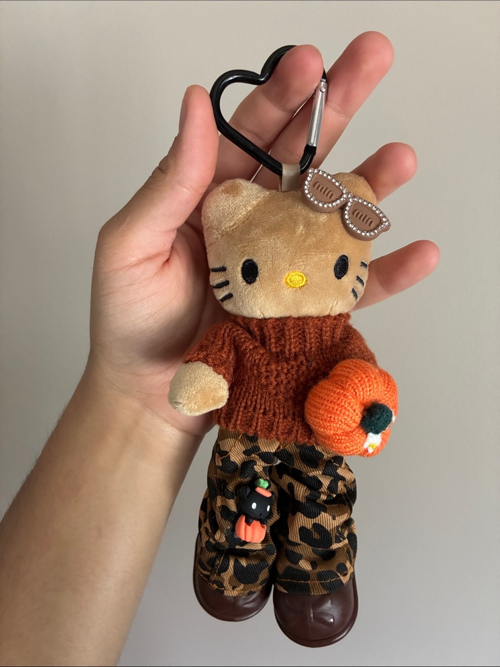 Fall Themed Hello Kitty Keychain - Picture 2 of 3